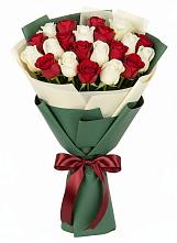 Букет Микс из красных и белых роз в Новофрязино