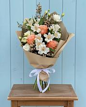 Букет цветов из:  Альстромерии, Лизиантусы, Розы и Хризантемы в Новофрязино