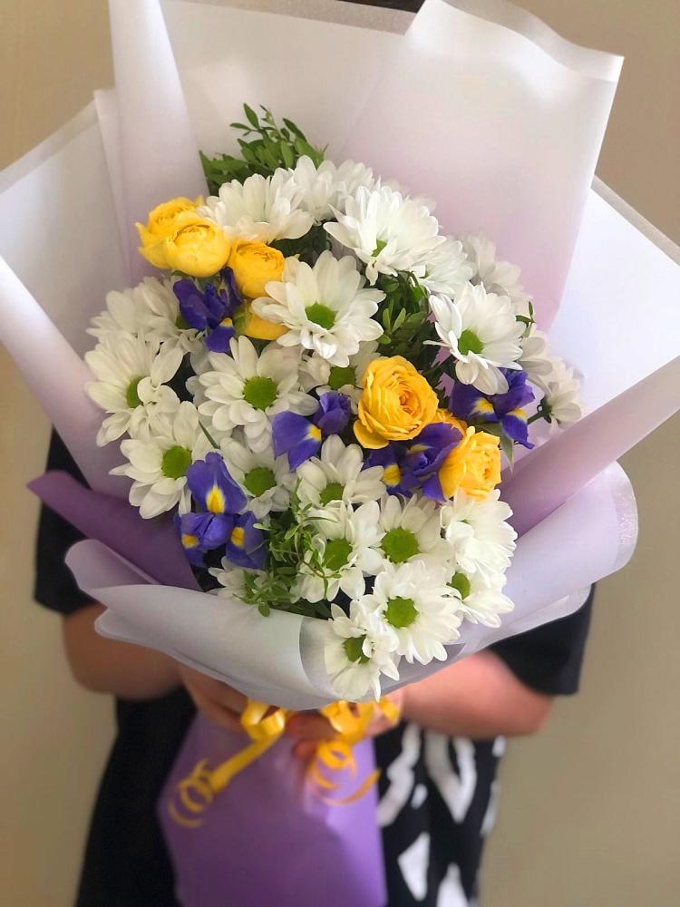 Букет цветов из: Ирисы, Хризантемы и Розы в Новофрязино
