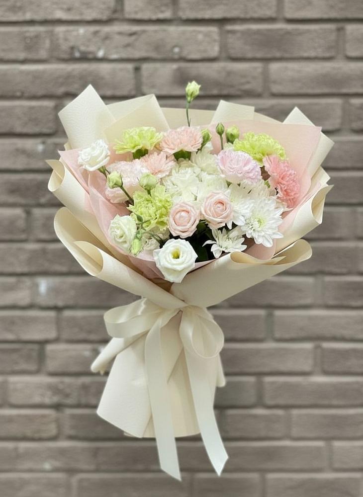 Букет цветов из: Гвоздики, Розы, Лизиантусы и Хризантемы в Новофрязино