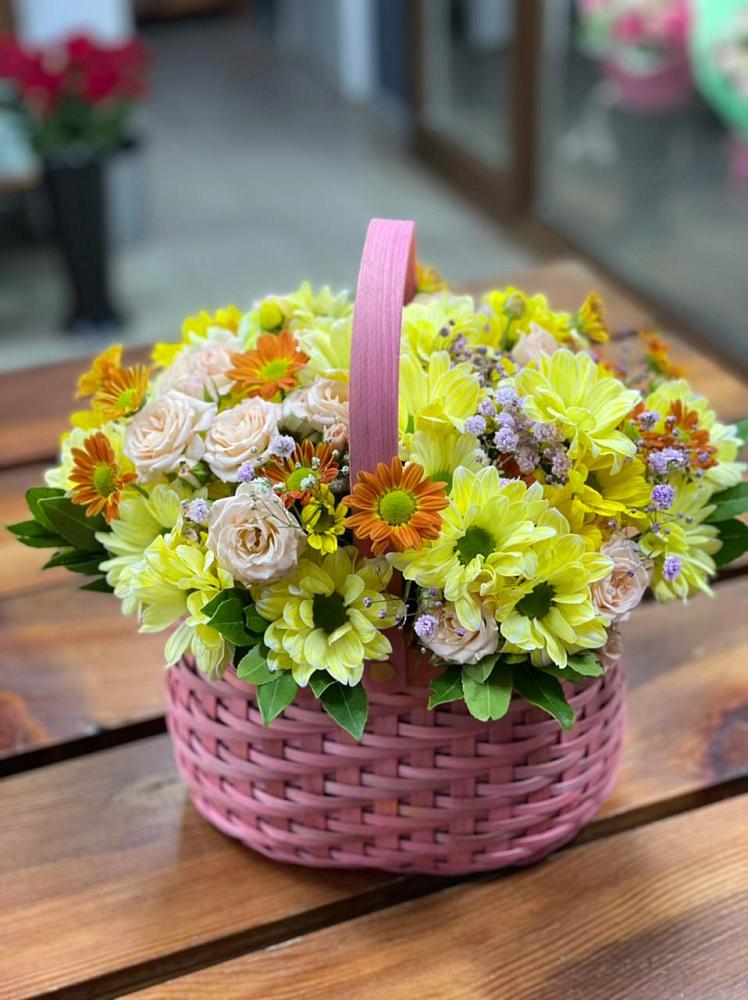 Цветочная композиция из Хризантемы и Розы в корзине в Новофрязино