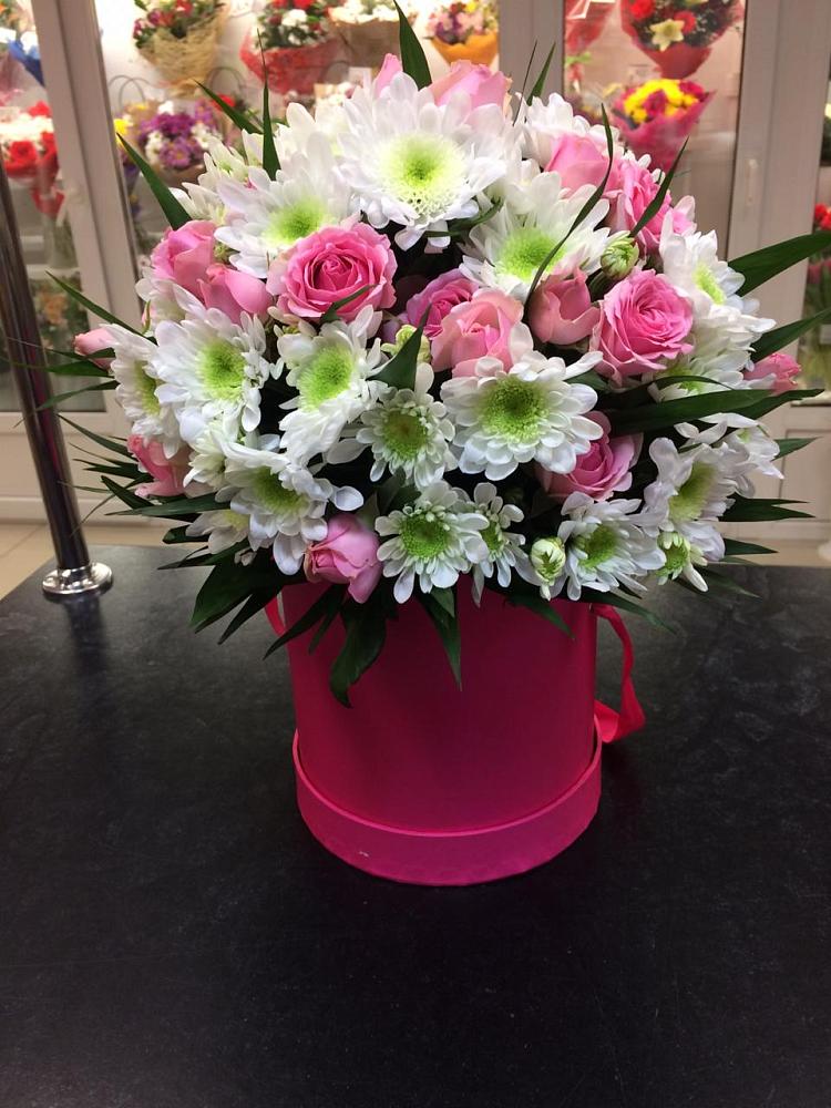 Цветочная композиция из Розы и Хризантемы в шляпной коробке в Новофрязино