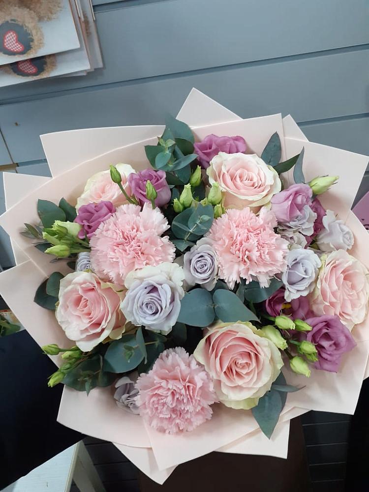 Букет цветов из: Розы, Гвоздики и Лизиантусы в Новофрязино